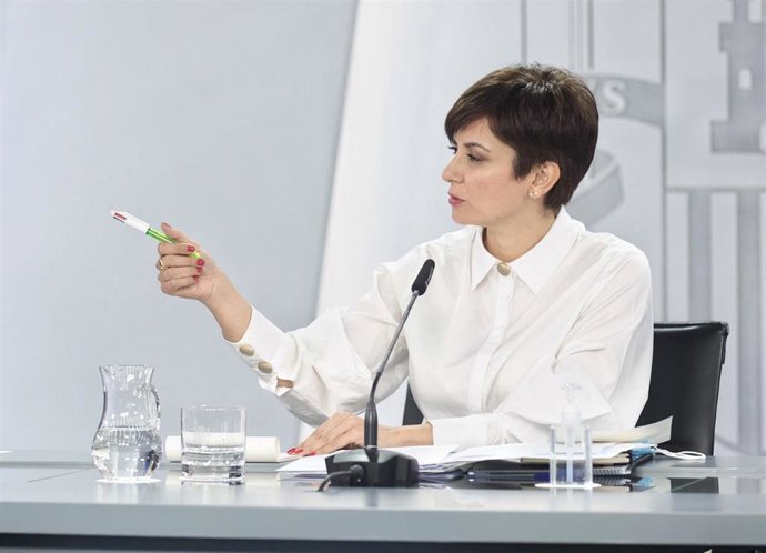 La ministra Portavoz, Isabel Rodríguez, comparece tras el Consejo de Ministros en Moncloa, a 12 de abril de 2022, en Madrid (España). El Gobierno ha aprobado la Ley 20/2021, denominada como Ley de interinos, para reducir la temporalidad en el empleo p