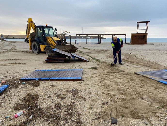 Limpieza de la playa de Garrucha (Almería) tras el temporal.