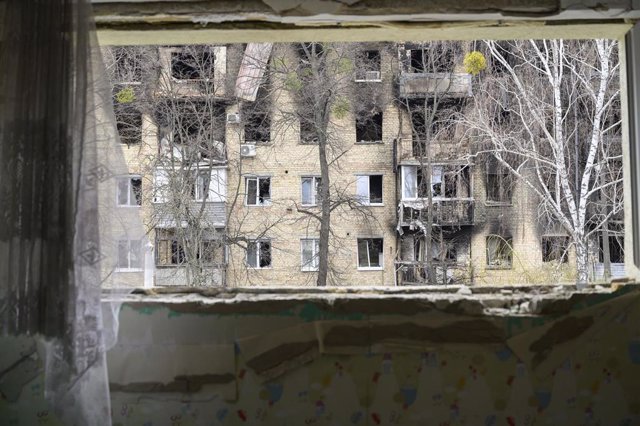 Edificio destruido tras los ataques rusos en la capital de Ucrania, Kiev