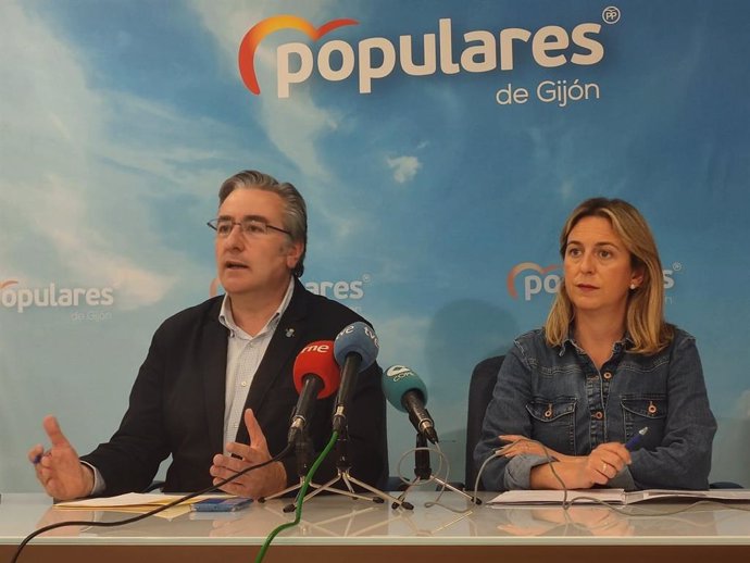 El diputado regional y presidente del PP de Gijón, Pablo González, y la diputada del Grupo Popular portavoz de Servicios Sociales Reyes Fernández Hurlé, en rueda de prensa en la sede gijonesa del partido