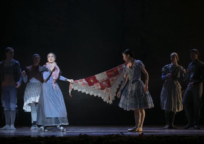 Archivo - Ballet Giselle durante un ensayo general en el Teatro de la Maestranza por la Compañía Nacional de Danza. En Sevilla (Andalucía, España), a 12 de enero de 2021. (Foto de archivo).