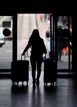 Una mujer, con maletas.