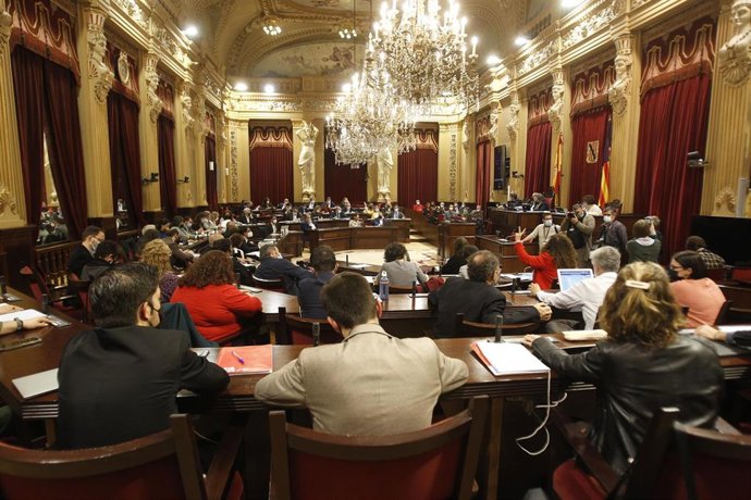 Archivo - Vista general de una sesión plenaria en el Parlament. 