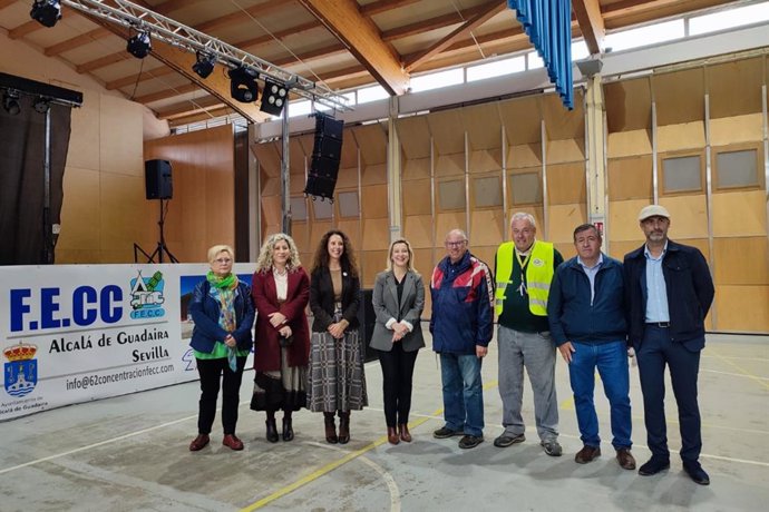 La alcaldesa de Alcalá de Guadaíra, Ana Isabel Jiménez, en el centro de la imagen, acompañada por parte de su equipo, ha recibido este martes a los campistas que se dan cita esta Semana Santa en el municipio.