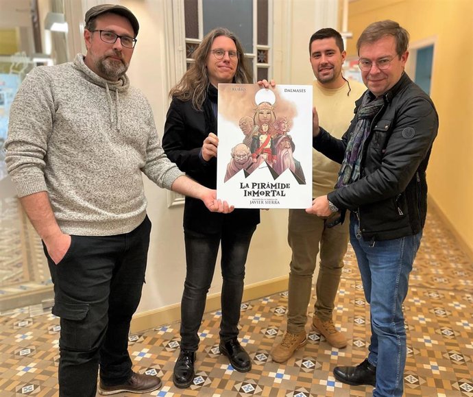 El dibujante Cesc Dalmases, el guionista Salva Rubio, el ilustrador Roger Surroca y el escritor Javier Sierra, con el cómic de 'La pirámide inmortal'