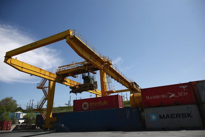 Archivo - Estación de mercancías Abroñigal, a 7 de abril de 2021, en Madrid (España). El gigantesco buque Ever Given fue desencallado el pasado 29 de marzo después de una semana bloqueando la vía del Canal de Suez. Desde entonces se han ido abriendo num