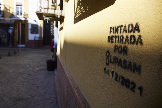 Archivo - La empresa de limpieza municipal, Lipasam, utiliza una señal pintada en la pared, en el mismo sitio donde han retirado pintadas de graffitis. 