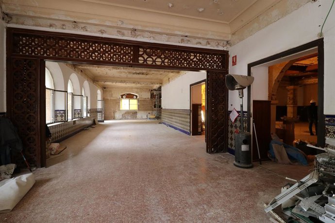 Interior del casino de la antigua gerencia de Altos Hornos en el Puerto de Sagunto