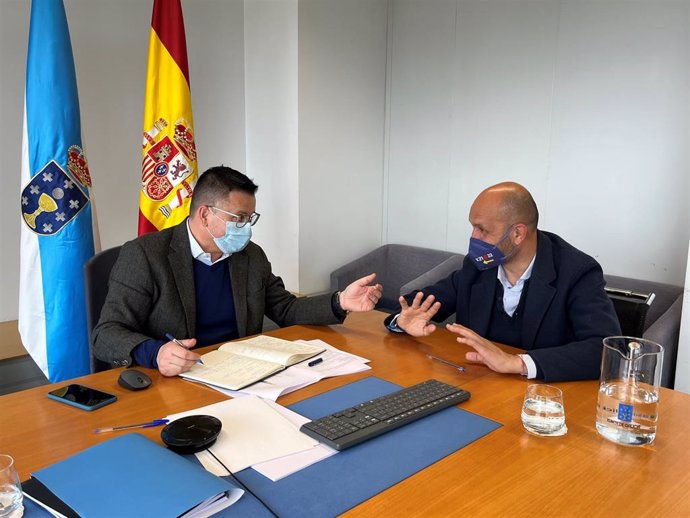 El conselleiro do Medio Rural, José González, reunido con el alcalde de O Porriño, Alejandro López