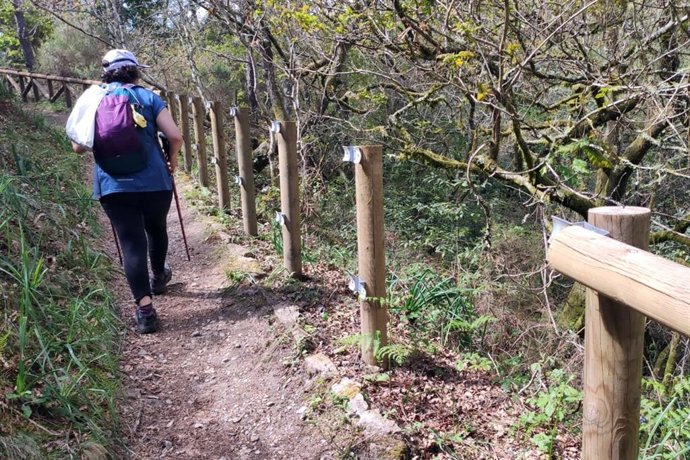 Barandilla de madera robada en la Fervenza de Parafita, en Valga (Pontevedra)