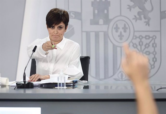 La ministra Portavoz, Isabel Rodríguez, cede una pregunta a uno de los asistentes durante la comparecencia tras el Consejo de Ministros en Moncloa, a 12 de abril de 2022, en Madrid (España). 