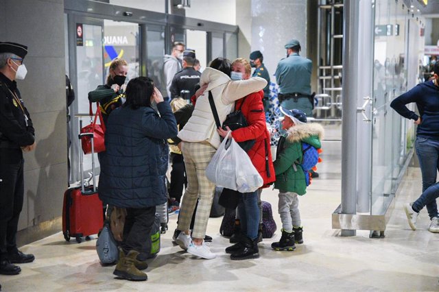 Archivo - Refugiados ucranianos son recibidos por sus familias de acogida,  a su llegada al aeropuerto de Manises