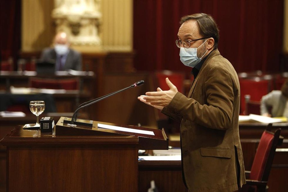 Archivo - El diputado del Grupo Mixto Josep Castells interviene durante una sesión plenaria en el Parlament. 