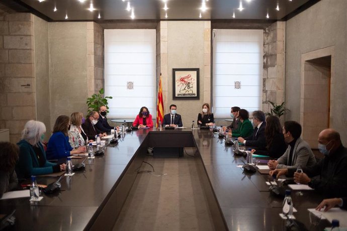 Reunión del presidente de la Generalitat, Pere Aragons, las conselleras Victria Alsina y Tnia Verge con los grupos parlamentarios para abordar la respuesta a las consecuencias de la guerra de Ucrania.