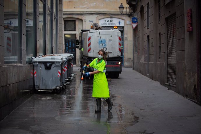 Archivo - Una treballadora de la neteja de Barcelona