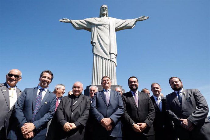 Jair Bolsonaro posa en el centro con, entre otros, el ministro de Medioambiente, Joaquim Leite, y el gobernador de Río de Janeiro, Sergio Castro.