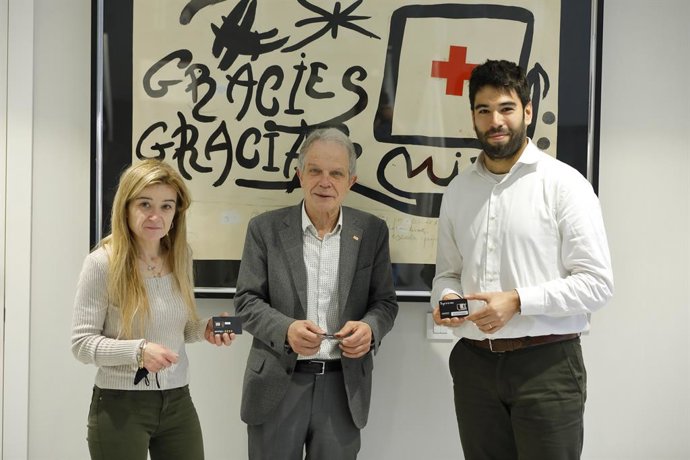 La secretria a Catalunya de la Creu Roja, Helena Fontante; el president de l'entitat, Josep Quitet, i el director de creixement de negoci de Parlem Telecom, Albert Llorens