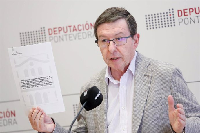 El diputado de Régimen Interior y Hacienda de la Diputación de Pontevedra, Carlos López Font, presenta en rueda de prensa un informe del Tribunal de Cuentas sobre administración electrónica.