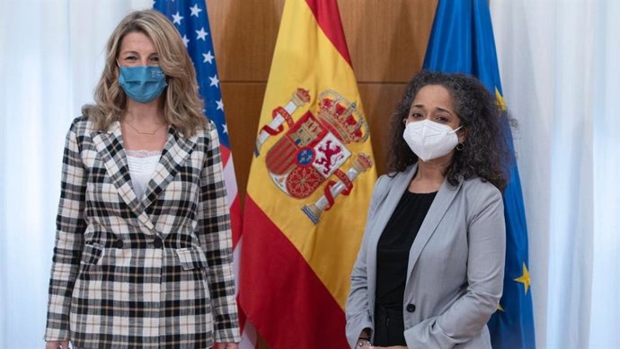 La vicepresidenta segunda y ministra de Trabajo, Yolanda Díaz, posa junto a la embajadora de Estados Unidos en España, Julissa Reynoso.
