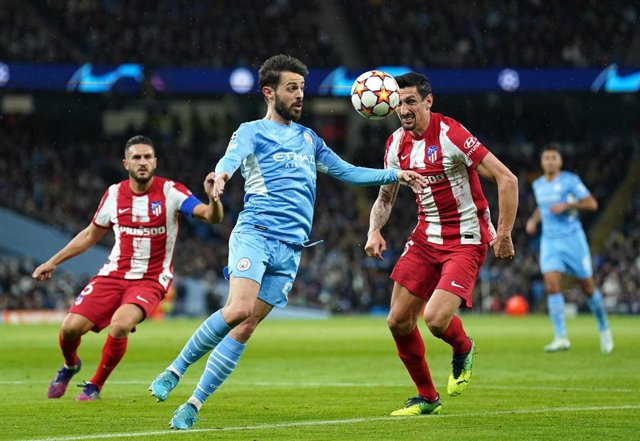El jugador del Manchester City Bernardo Silva y el defensa del Atlético de Madrid Stefan Savic disputan un balón en la ida de cuartos de final de la Liga de Campeones 2021-2022 en el Etihad Stadium. 
