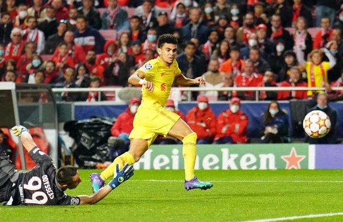 05 April 2022, Portugal, Lisbon: Liverpool's Luis Diaz (R) scores his side's third goal during the UEFA Champions League quarterfinal first leg soccer match between Benfica and Liverpool at the Estadio da Luz. Photo: Adam Davy/PA Wire/dpa
