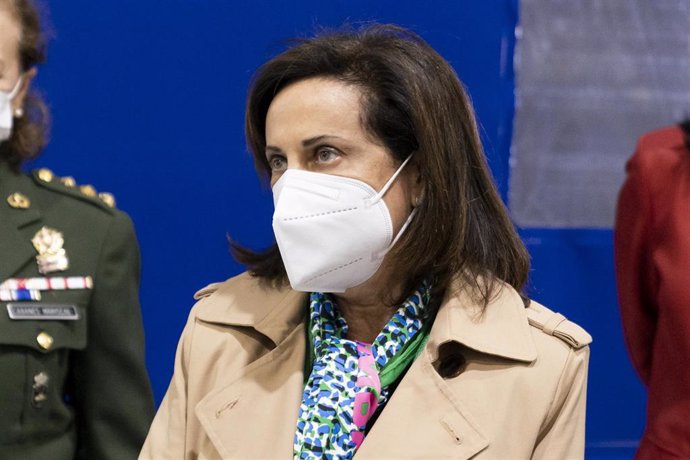 La ministra de Defensa, Margarita Robles, durante su visita a las instalaciones del Centro Militar de Farmacia de la Defensa, en la base 'San Pedro' de Colmenar Viejo, a 8 de abril de 2022, en Colmenar Viejo, Madrid (España). 