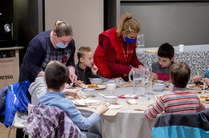 Niños refugiados ucranianos en un comedor de un hotel