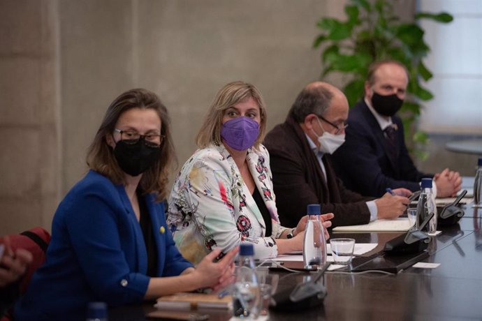 La portavoz de ERC en el Parlament, Meritxell Serret, y la vicepresidenta del Parlament, Alba Vergés, en la reunión del Govern con los grupos parlamentarios para abordar la crisis provocada por la guerra de Ucrania.