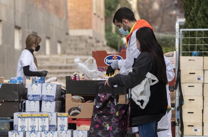 Archivo - Una mujer recibe alimentos.