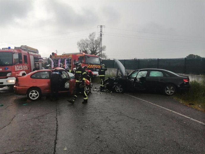Bomberos de Gijón excarcelan a un menor de 15 años que conducía un coche implicado en un accidente en la subida a la Providencia, en Gijón