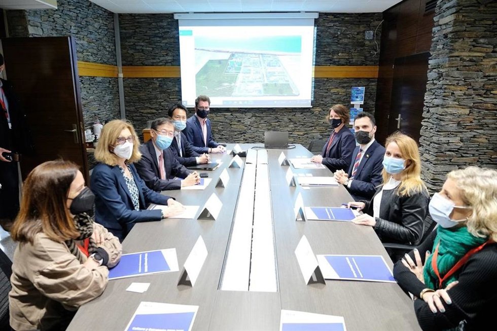 Momento de la visita del conseller de Empresa y Trabajo, Roger Torrent, a la planta de AGC Pharma Chemicals en Malgrat de Mar (Barcelona).
