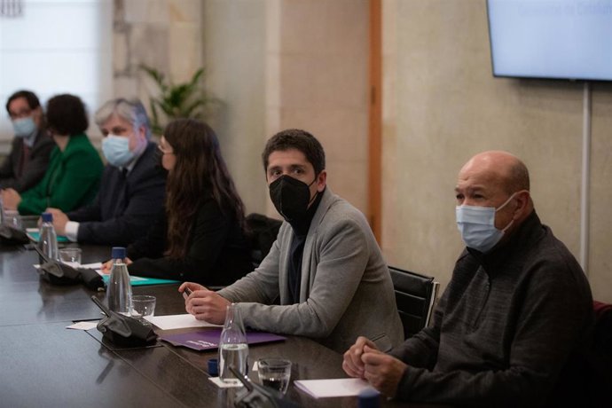 El portavoz de los comuns en el Parlament, David Cid (2d), y el diputado de los comuns en el Parlament Joan Carles Gallego (1d) durante una reunión con los grupos parlamentarios, en el Palau de la Generalitat, a 12 de abril de 2022, en Barcelona, Catalu