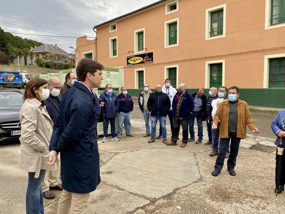 El presidente del Partido Popular (PP) de Zaragoza, Ramón Celma, visita frutales afectados por heladas