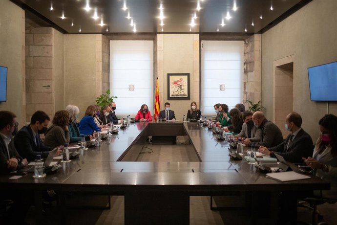 El presidente de la Generalitat, Pere Aragons, se ha reunido este martes por segunda vez con los grupos parlamentarios catalanes excepto Vox, que no ha sido invitado, y el PP, que no ha asistido porque sus diputados están de baja.