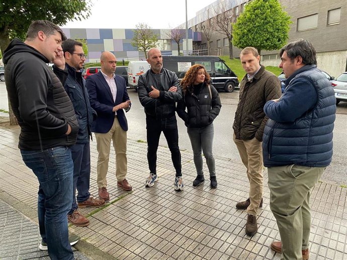 El secretario general de Foro Asturias, Adrián Pumares,  junto al portavoz municipal del partido, Jesús Martínez Salvador y el edil Pelayo Barcia, conversan con vigilantes de seguridad de la Casa Malva, a los que se les adeudan nóminas