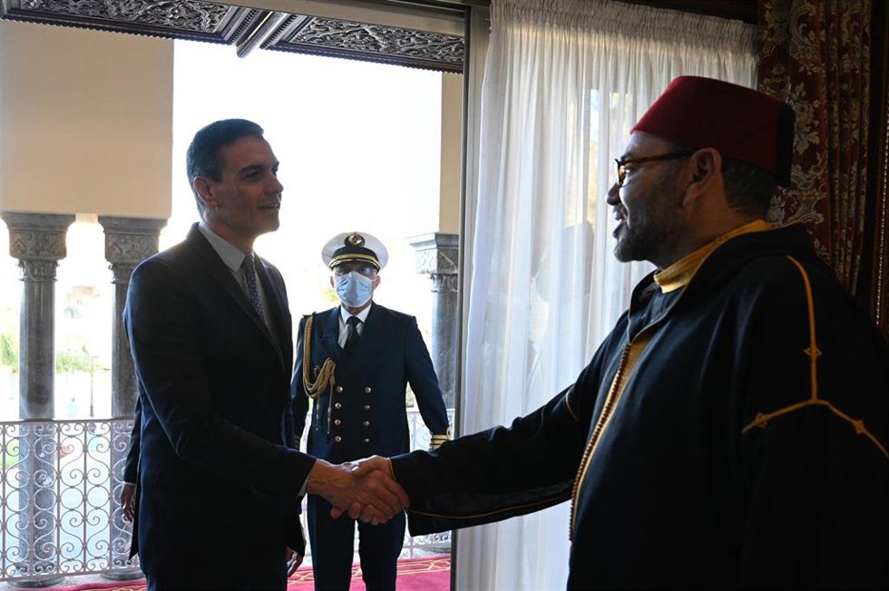 El presidente del Gobierno, Pedro Sánchez, durante su reunión con el Rey Mohamed VI en Rabat