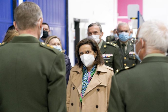 La ministra de Defensa, Margarita Robles, durante su visita a las instalaciones del Centro Militar de Farmacia de la Defensa, en la base 'San Pedro' de Colmenar Viejo.
