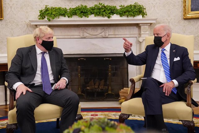 Archivo - Imagen de archivo del primer ministro británico, Boris Johnson (I) junto al presidente de Estados Unidos, Joe Biden (D) durante una visita a la Casa Blanca