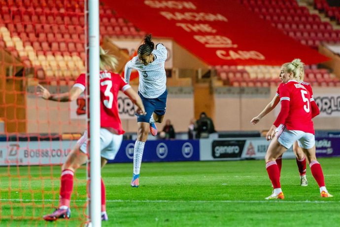 La francesa Wendie Renard cabecea a gol en el Francia-País de Gales de clasificación para el Mundial 2023
