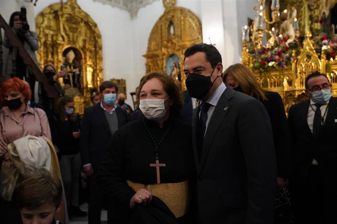 El presidente de la Junta, Juanma Moreno, durante su visita a la Hermandad de la Vera-Cruz de Osuna (Sevilla)