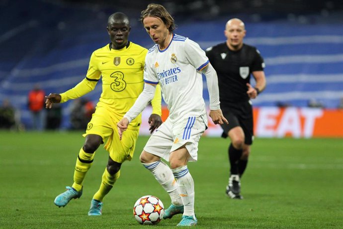 Luka Modric ante N'Golo Kanté en el Real Madrid-Chelsea