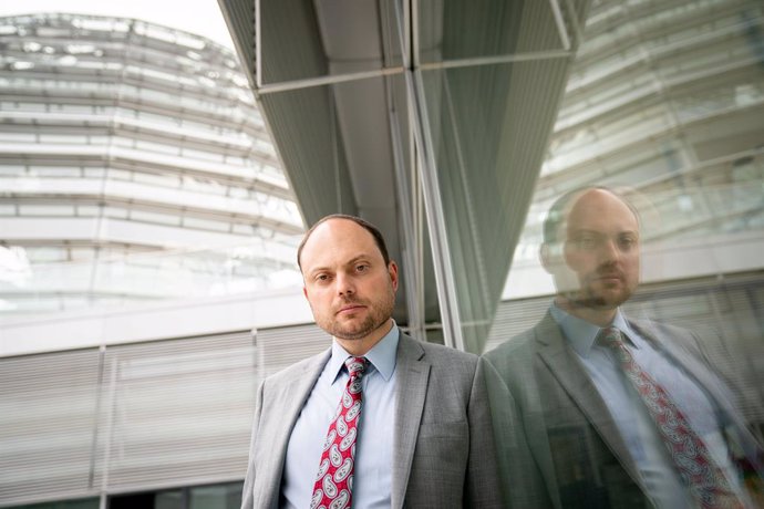 Archivo - FILED - 08 September 2020, Berlin: Russian opposition leader Vladimir Kara-Murza is pictured before a meeting with Germany's the Free Democratic Party (FDP) parliamentary group. Russian opposition activist Vladimir Kara-Murza has been handed a