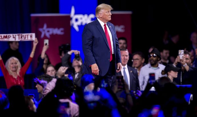 Archivo - 26 February 2022, US, Orlando: Former US President Donald Trump (C) arrives for the 2022 Conservative Political Action Conference (CPAC). Photo: Brian Cahn/ZUMA Press Wire/dpa