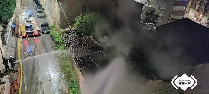 Labores de extinción en una vivienda abandonada en La Felguera, Langreo