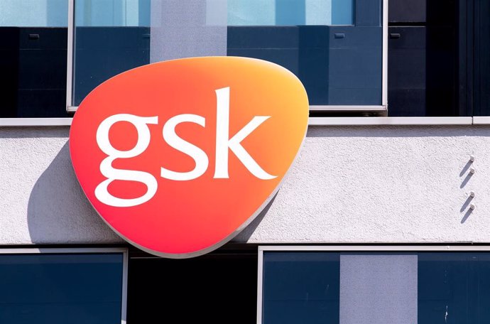 Archivo - FILED - 19 April 2018, Bavaria, Munich: A view of the logo of British pharmaceutical giant GlaxoSmithKline (GSK) at the company's offices in Munich.  GlaxoSmithKline says it plans to list Haleon, the independent company to be formed after the 