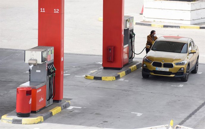 Un hombre echa gasolina a su vehículo en una estación de servicio en la A-3, el día en que arranca la operación salida de Semana Santa 2022, en la estación Madrid - Puerta de Atocha, a 8 de abril de 2022, en Madrid (España). Hoy empieza la operación sal