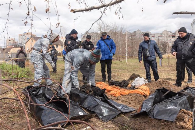 Exhumación de cuerpos en Bucha, Ucrania. 