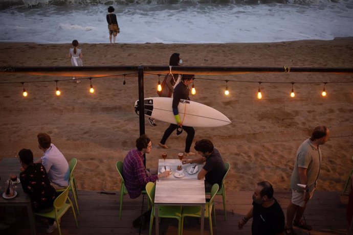 Archivo - La terraza de un restaurante en la playa de Barcelona