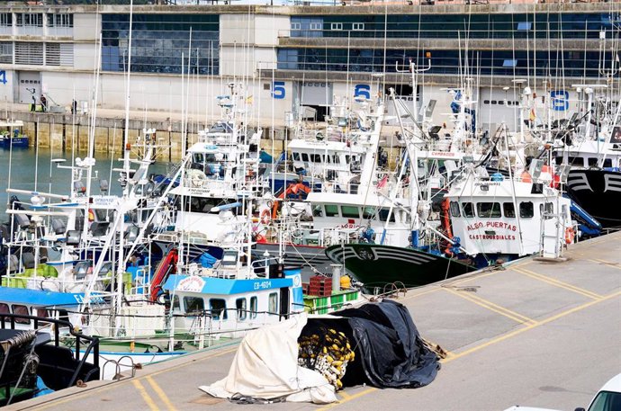 Barcos amarrados en el puerto de Santoña