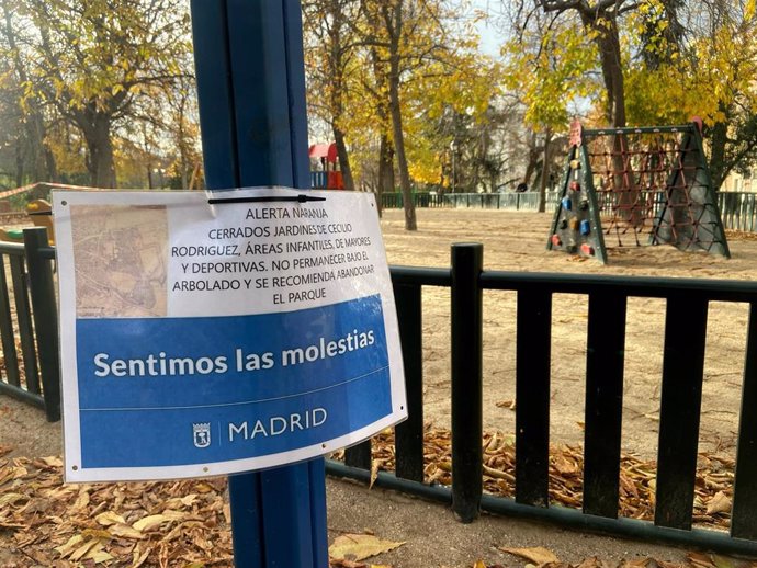 Archivo - Cartel de aviso de cierre en algunas zonas del parque de El Retiro por metereología adversa.
